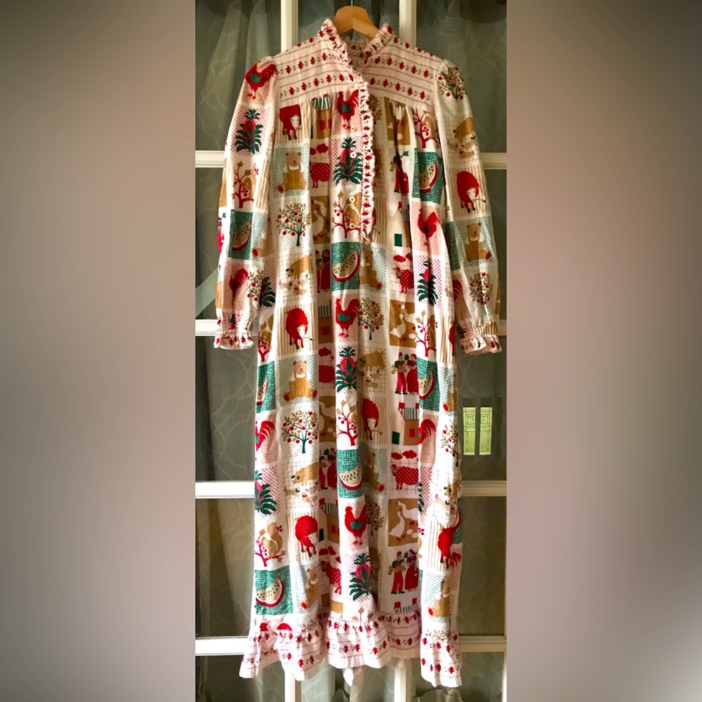 Mrs. Claus size L Christmas farm animal and orchard nightgown in EUC